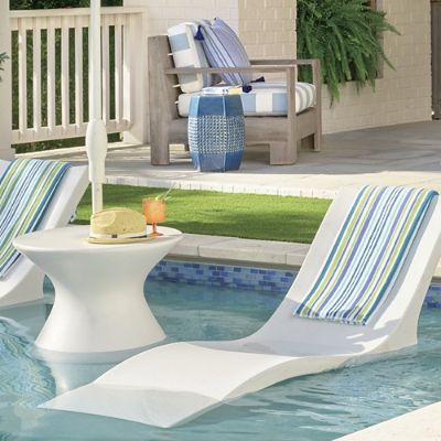 Pool on sale umbrella table