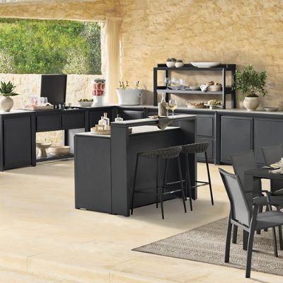 Frontgate Resort Collection™ Newport Aluminum Console with Beverage Tub in Matte Black Aluminum